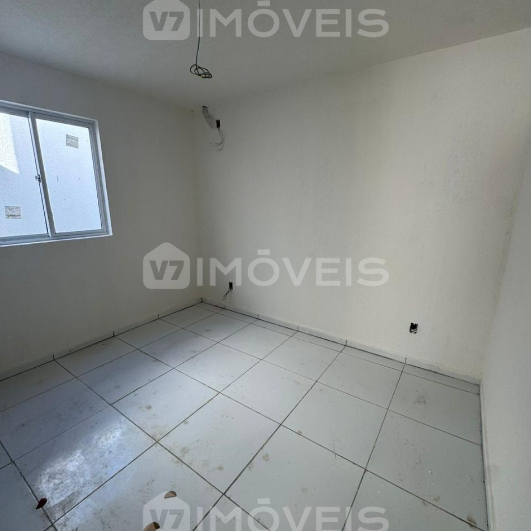 casa-com-2-quartos-a-venda-no-valentina-com-quintal-KsWd